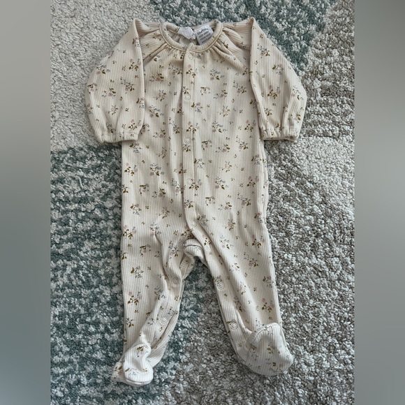 Jamie Kay onesie - Picture 2 of 3